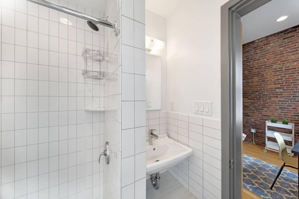 Simple Furnished Studio In The Heart Of Бостон Экстерьер фото